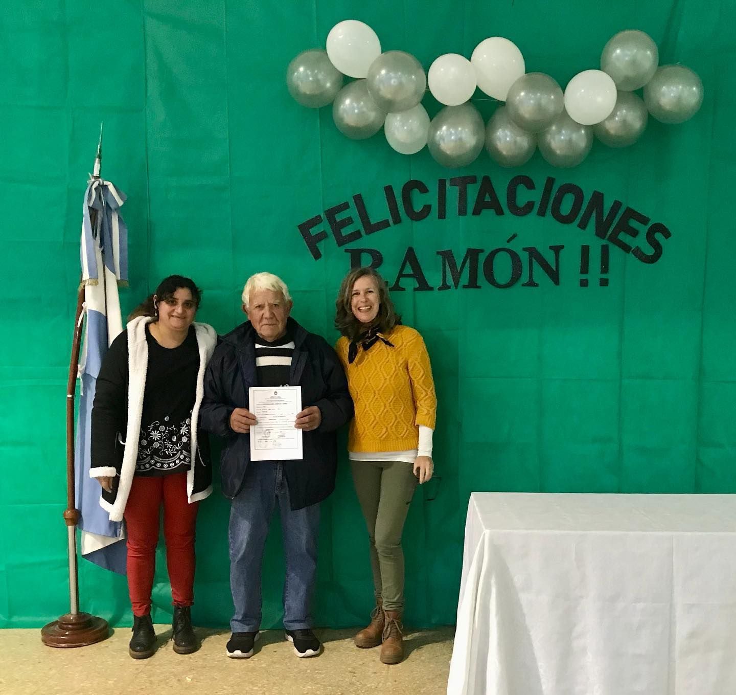 Ramón Contreras con el diploma (Biblioteca Conhello)