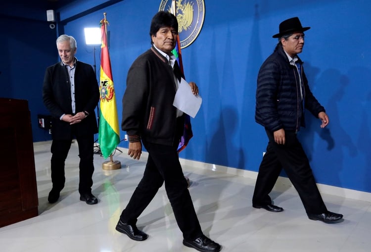 Evo Morales luego de ofrecer una conferencia de prensa en el aeropuerto de la Fuerza Aérea de El Alto este sábado. Junto a él su vice, quien también renunció hoy, Álvaro Garía Linera y el ministro de Relaciones Exteriores, Diego Pary (Reuters)