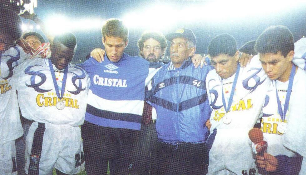 Jugadores de Sporting Cristal con las medallas de la Copa Libertadores 1997.
