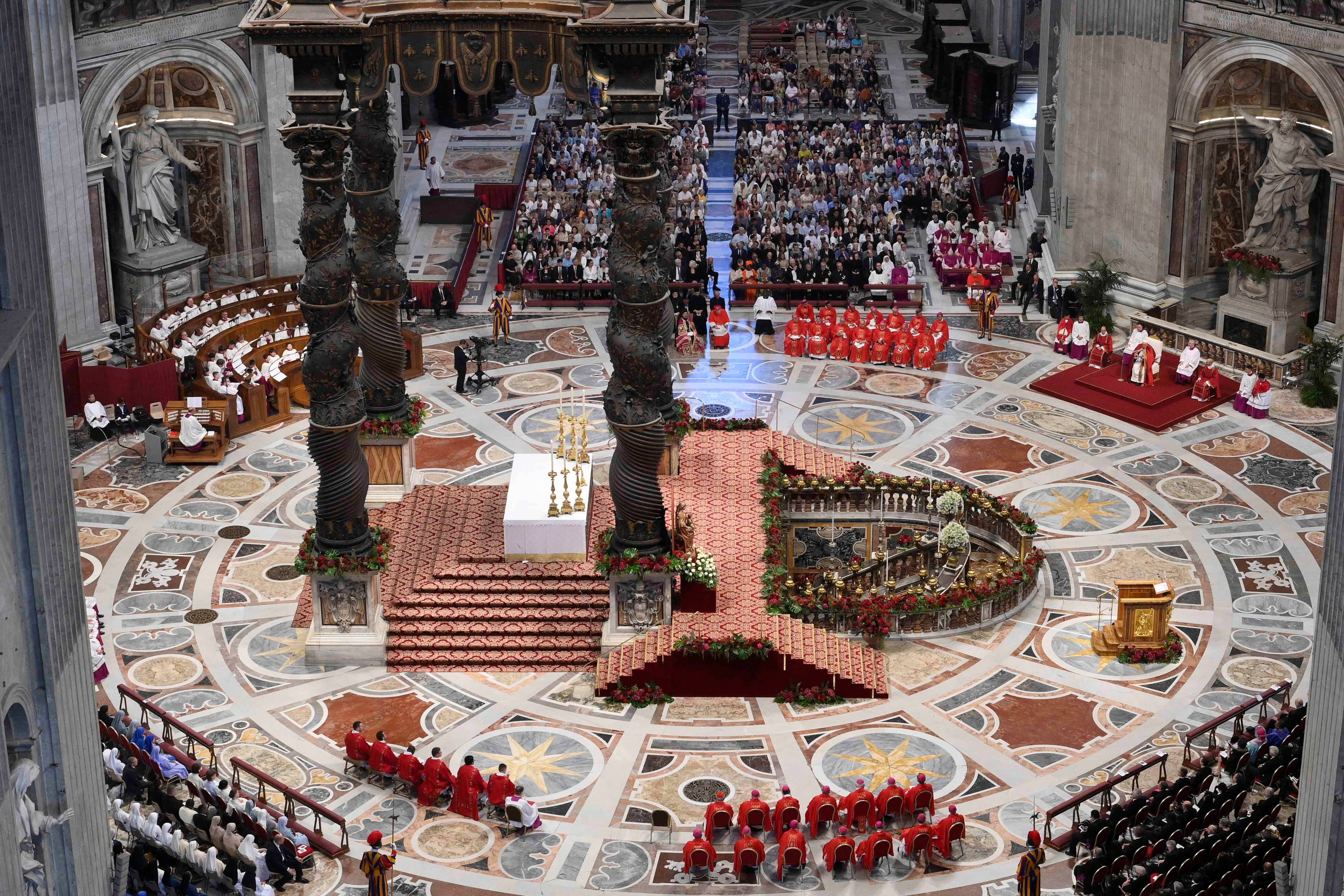El interior de la Basílica de San Pedro (Vatican Media/Handout via REUTERS)