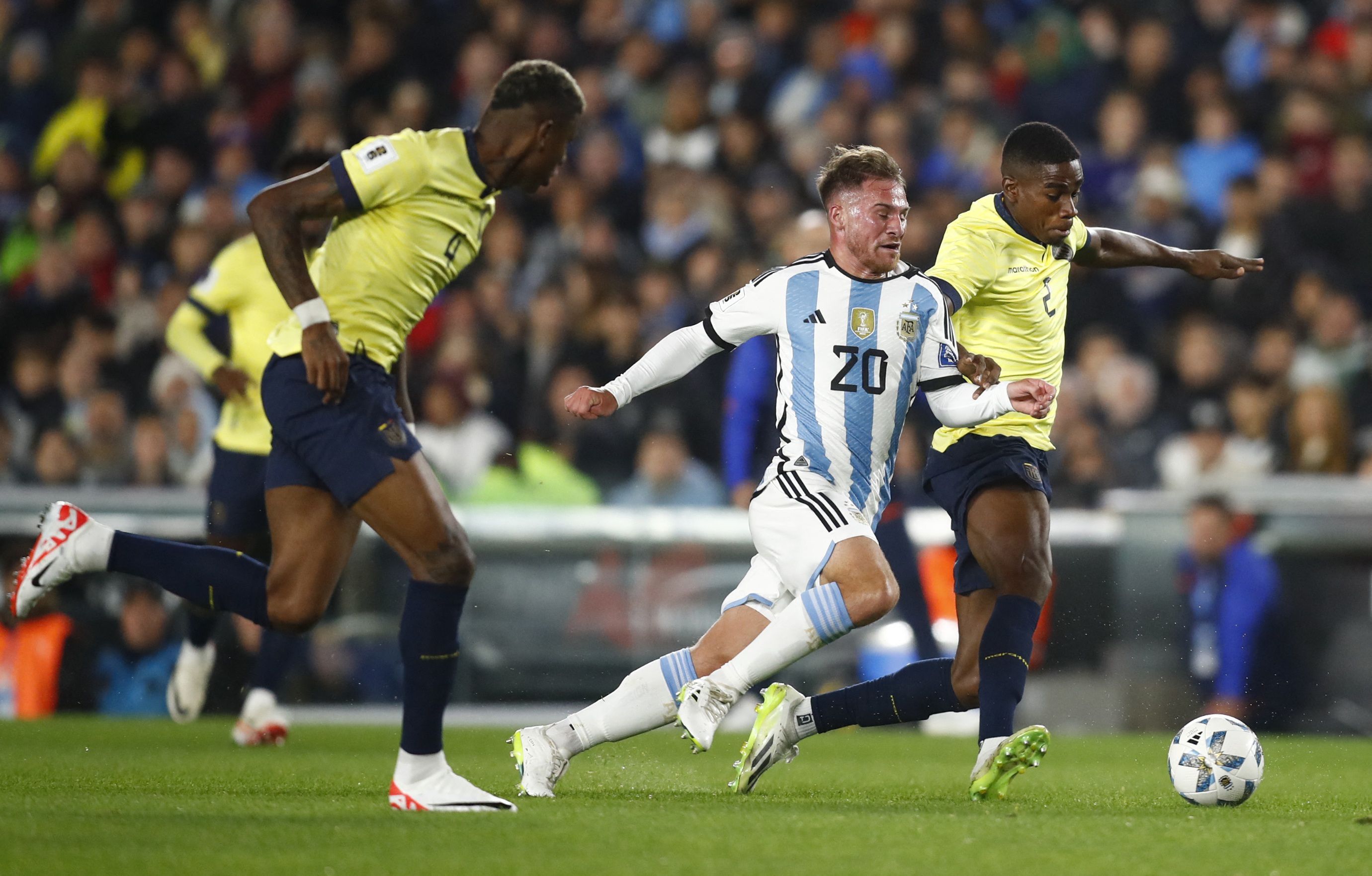 Alexis MacAllister intenta pasar a Felix Torres. Argentina no puede quebrar a Ecuador en el Monumental (REUTERS/Agustin Marcarian)