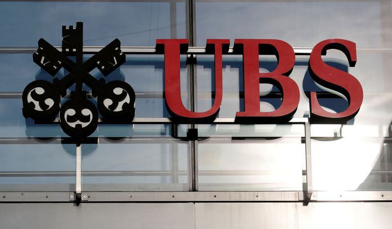 FOTO DE ARCHIVO: El logotipo del banco suizo UBS en Zúrich, Suiza 25 de octubre de 2018. REUTERS/Arnd Wiegmann