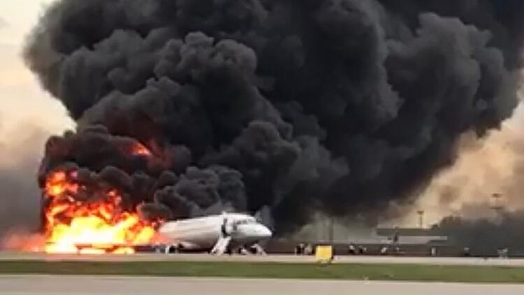 El vuelo SU1492 aterrizó de emergencia y a los pocos segundos quedó envuelto en llamas (AFP)