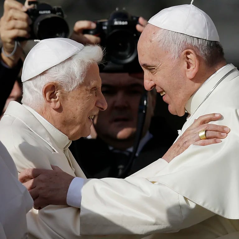  El papa Francisco, a la derecha, abraza al papa emérito Benedicto XVI antes del inicio de una reunión con fieles en la  