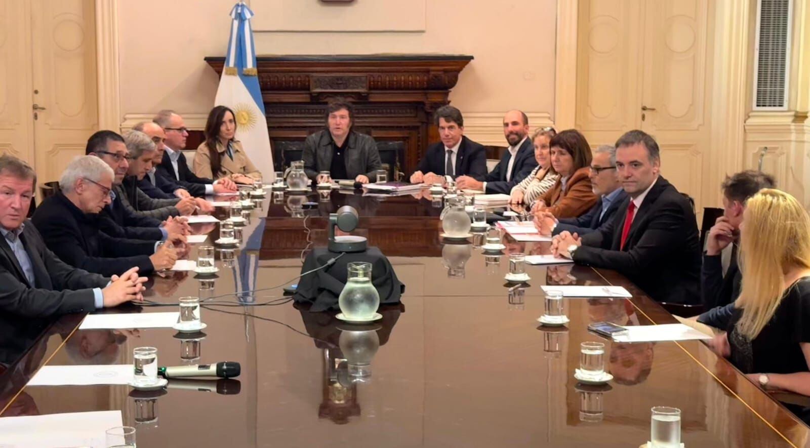 Reunión de Gabinete de Ministros que incluyó al presidente Javier Milei y al embajador israelí en el país, Eyal Sela
