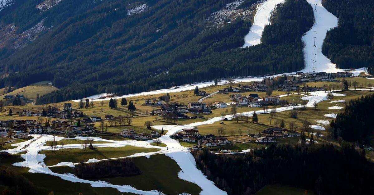 Climate change leaves ski races without snow