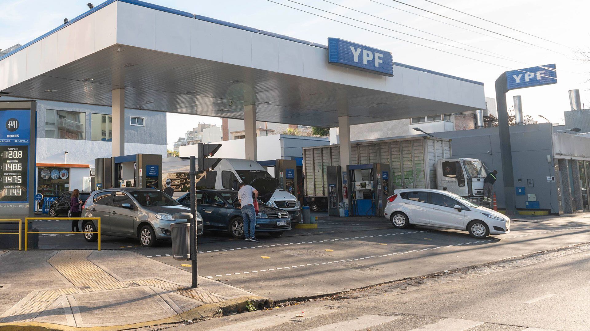 estación de Servicio YPF de Campana y Mosconi en Villa Pueyrredón/Devoto.