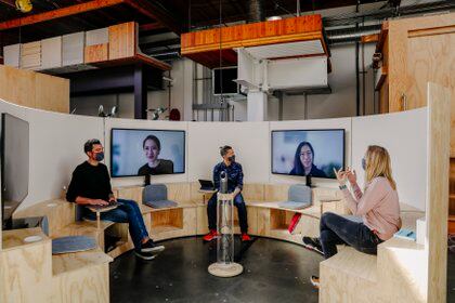 El concepto de sala de reuniones Campfire, que pondría a los asistentes virtuales en pie de igualdad con los asistentes en persona, en Google en Mountain View, California.  (Cayce Clifford/The New York Times)