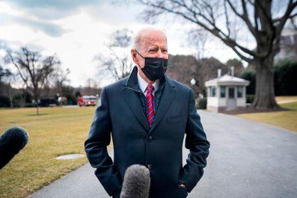 El presidente de EE.UU., Joe Biden, habla brevemente con la prensa antes de abandonar la Casa Blanca en Washington (EE.UU.), hoy 29 de enero de 2021. EFE/Jim Lo Scalzo
