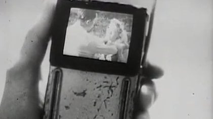 En el documental, un hombre mira una telenovela en la calle, a través de un televisor miniatura portátil (Ina.fr)