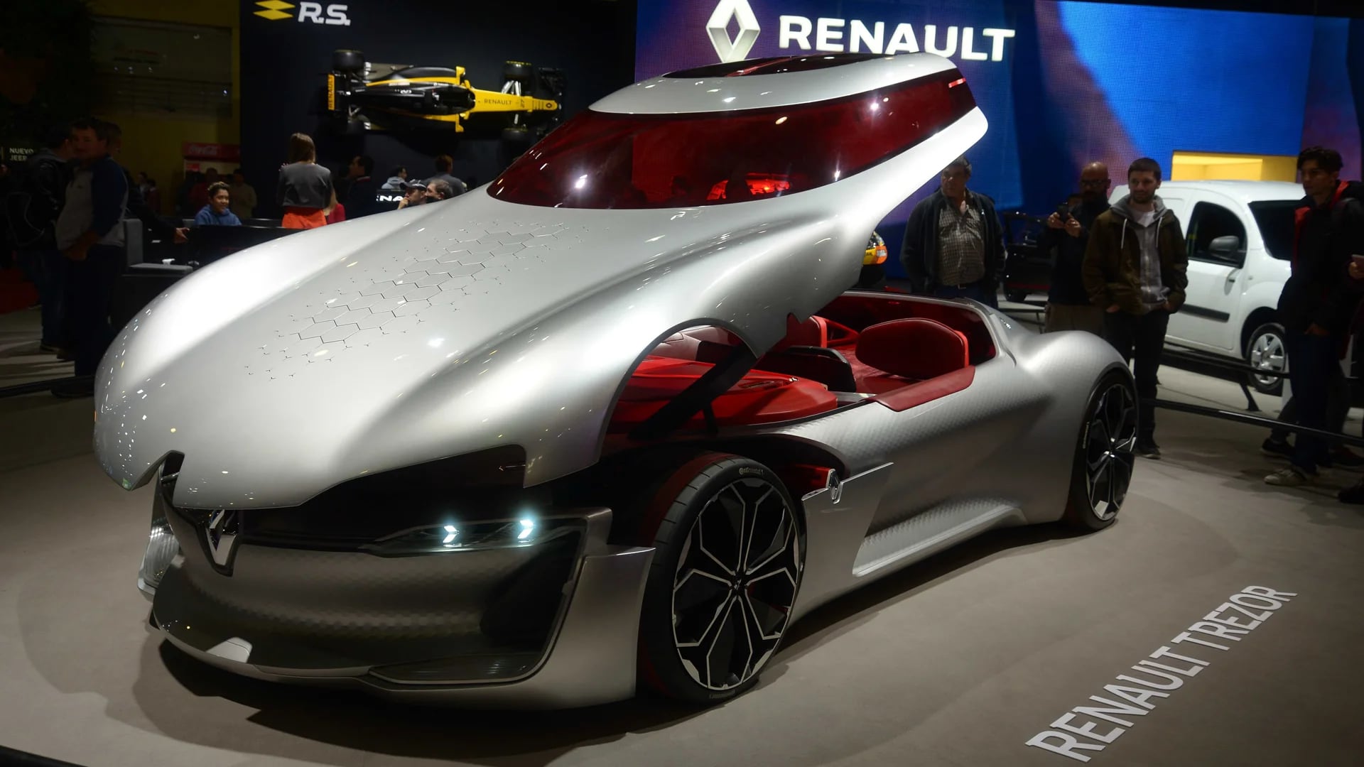 Al concept car de Renault se ingresa por el techo: su motor es 100% eléctrico (Enrique Abatte)