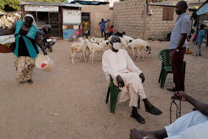 Vecinos de Dakar en Senegal siguen adelante con sus vidas pese al brote de coronavirus que comenzó -  REUTERS/Zohra Bensemra