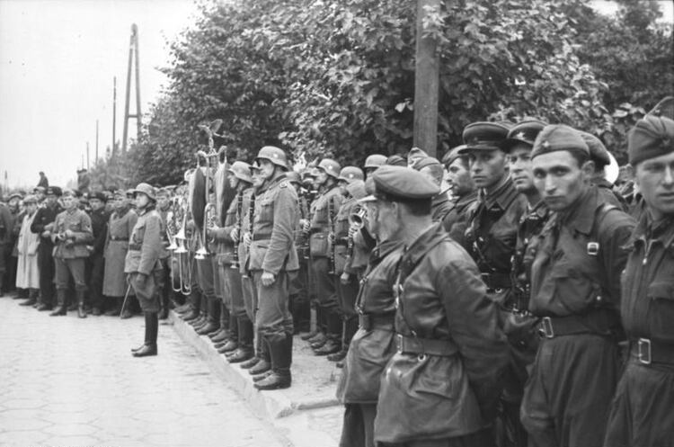 Tropas alemanas y coviéticas realizan un desfile en conjunto tras derrotar y repartirse a Polonia (Bundesarchiv)