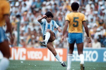 Diego Maradona durante el partido de Argentina - Brasil en el Mundial de España de 1982 