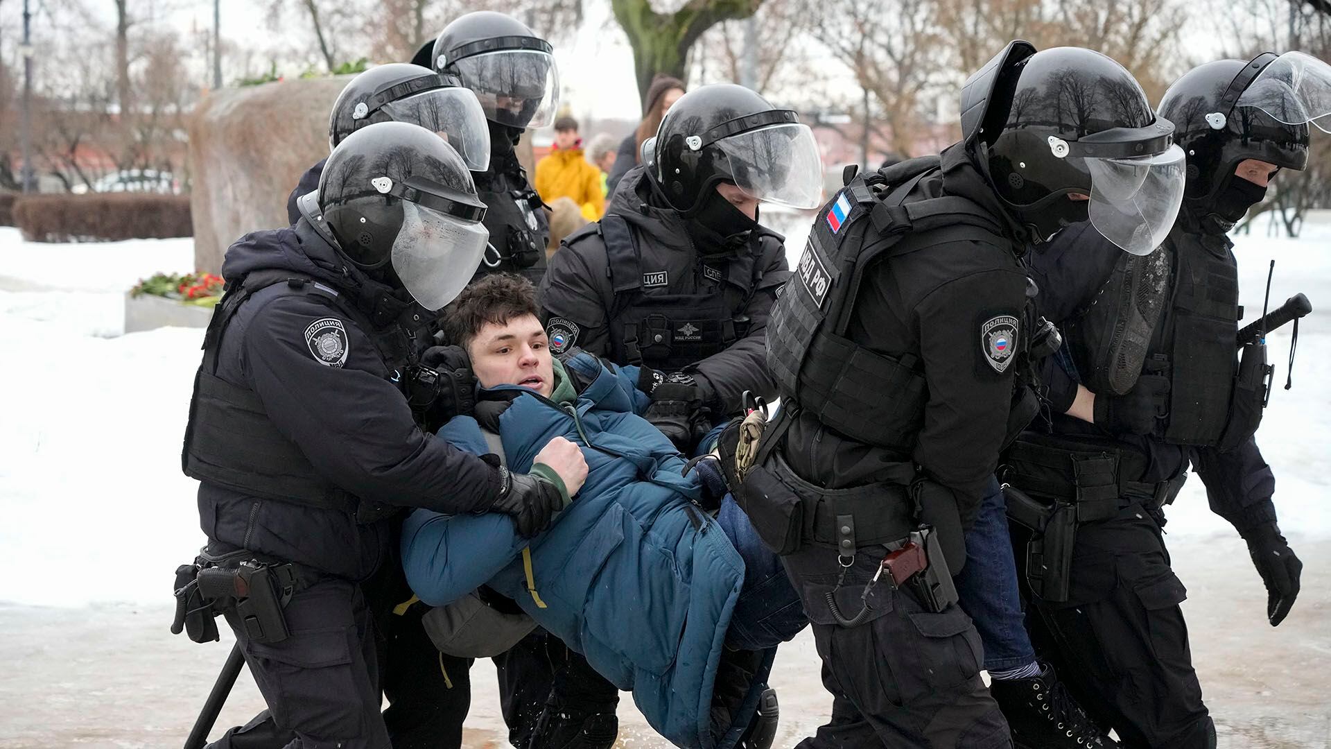 Arrestos en manifestaciones en Rusia por la muerte de Navalny portada