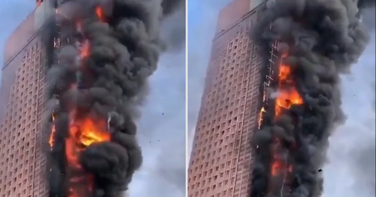 Un enorme incendio scoppia nella torre alta 200 metri di China Telecom a Changsha