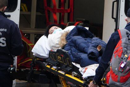 Un paciente es transportado a un hospital durante la pandemia de coronavirus (COVID-19) en el barrio de Manhattan de Nueva York, Nueva York, Estados Unidos, el 4 de diciembre de 2020. REUTERS / Carlo Allegri