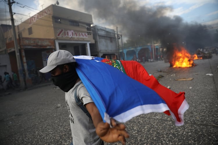 En el contexto de las protestas se produjeron saqueos y desmanes en distintos puntos del país (REUTERS/Andres Martinez Casares)