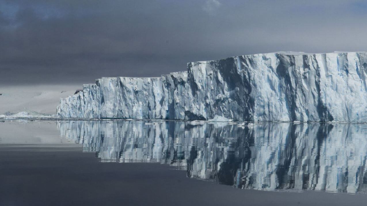 Témpano de hielo flotando cerca de la Antártida.