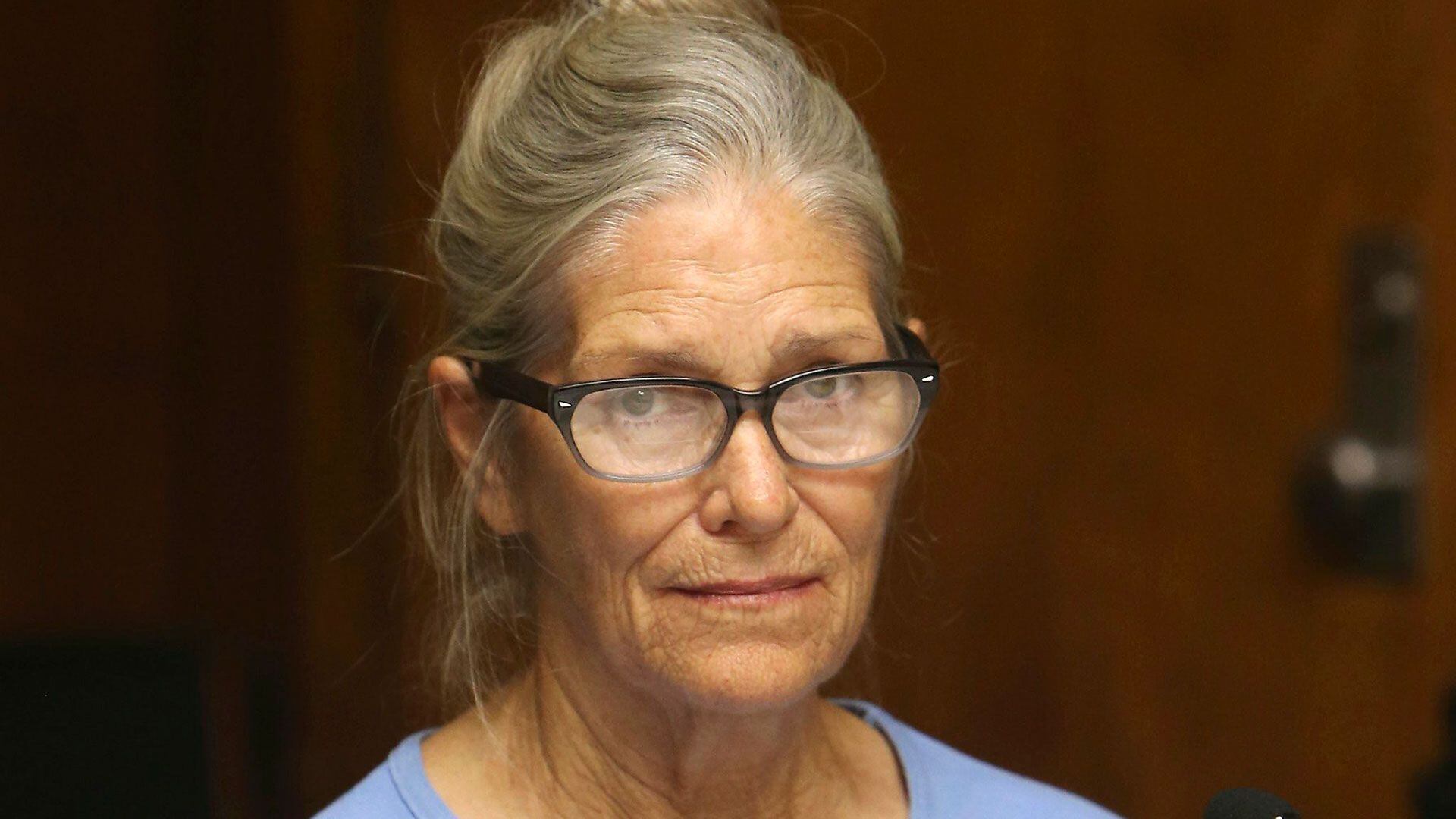 Leslie Van Houten asiste a su audiencia de libertad condicional en la Institución para Mujeres de California el 6 de septiembre de 2017 en Corona, California (Stan Lim/Los Angeles Daily News vía AP)