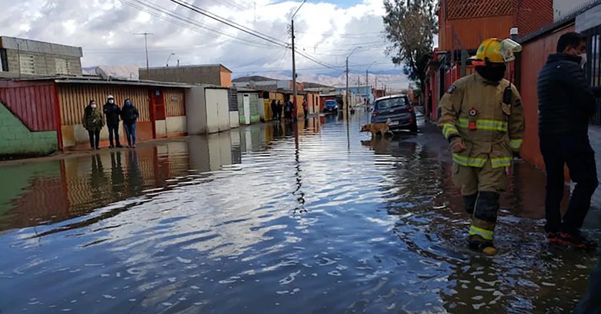Heavy rains in northern Chile caused flooding, hundreds to evacuate and cut roads