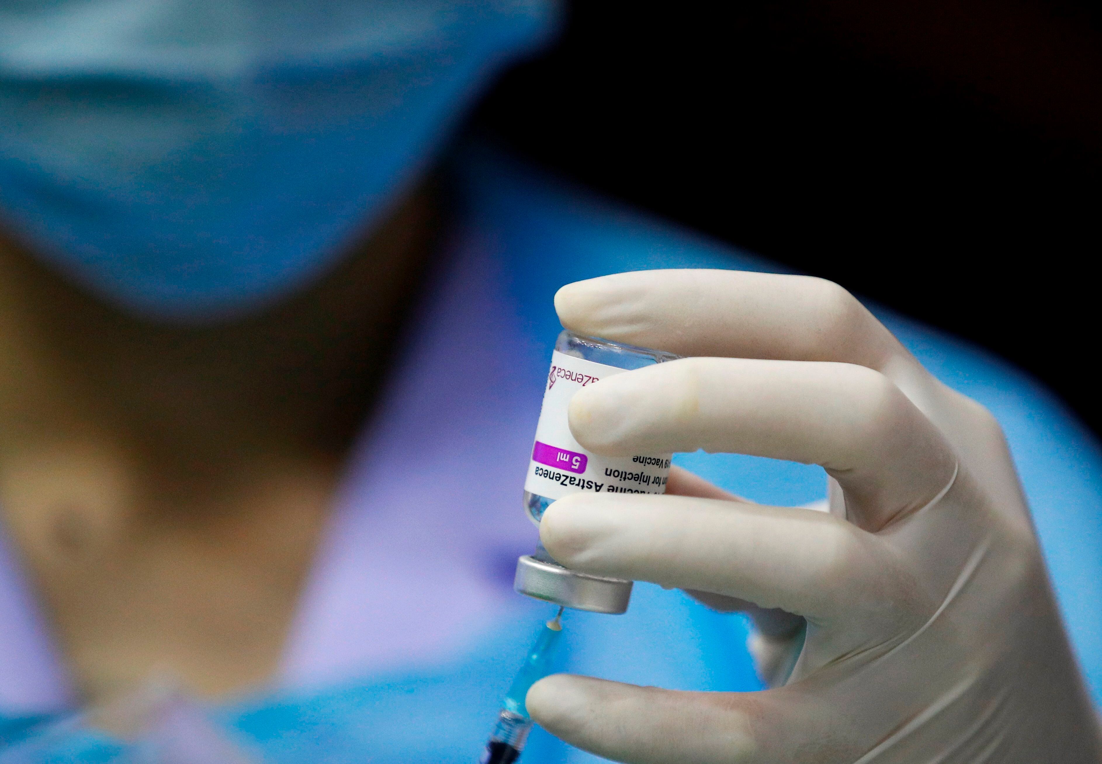 La compañía farmacéutica actualizó la información sobre la vacuna en abril de 2021 para incluir posibles efectos secundarios raros (EFE/EPA/RUNGROJ YONGRIT/Archivo) 