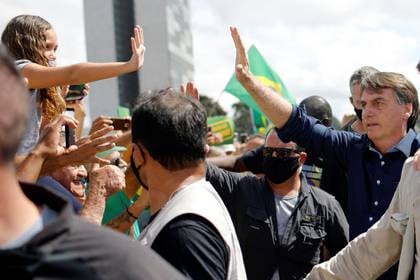 El presidente de Brasil, Jair Bolsonaro, saluda a partidarios durante una manifestación en favor a su Gobierno en Brasilia, pese a las recomendaciones de distanciamiento social por la pandemia de coronavirus (REUTERS/Adriano Machado)