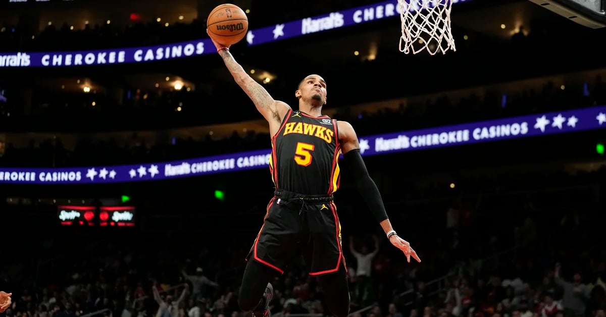 The Hawks escape in the first game and crush the Cavaliers