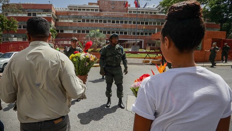 Personas llevan ofrendas florales a la entrada del Comando General de la Armada Bolivariana en honor al capitÃ¡n venezolano Rafael Acosta Arevalo, quien muriÃ³ tras las torturas de la DGCIM (EFE/ Rayner PeÃ±a R.)
