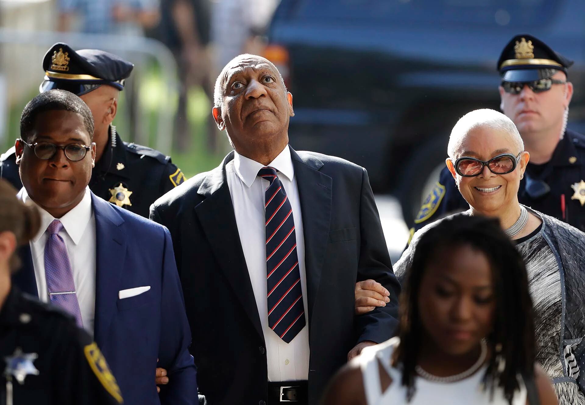 Bill Cosby llega al tribunal del condado de Montgomery en Norristown, en Pensilvania, acompañado de su esposa, para hacer frente al juicio en su contra por agresión sexual (AP)