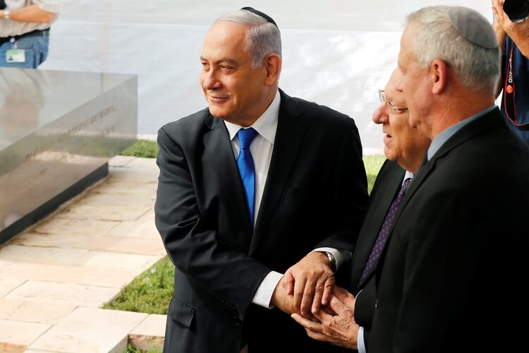El primer ministro Benjamin Netanyahu, el presidente Reuven Rivlin y Benny Gantz, líder del partido Azul y Blanco (REUTERS/Ronen Zvulun)