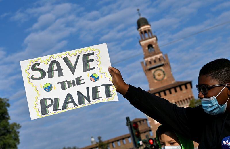 Una manifestación climática de Viernes por el Futuro en Milán, Italia, antes de la reunión de la COP26 de Glasgow (Reuters) 