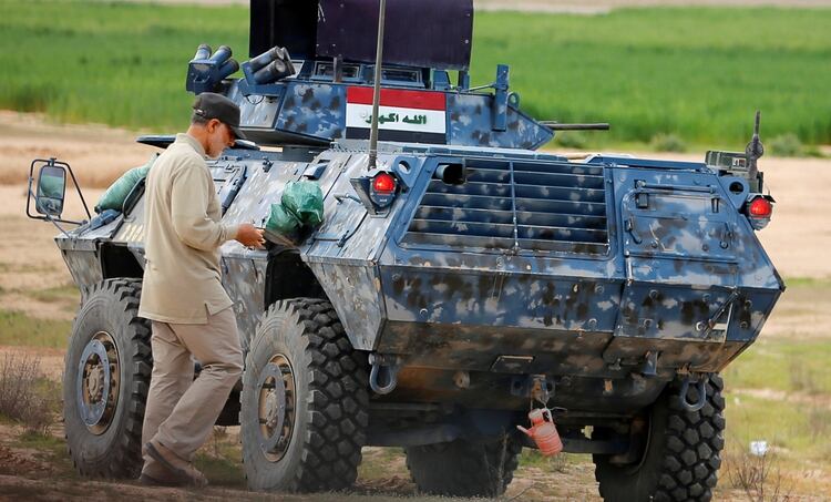 El entonces comandante de la Guardia Revolucionaria Iraní camina cerca de un vehículo blindado en la primera línea durante las operaciones ofensivas contra los militantes del Estado Islámico (REUTERS/Stringer/Archivo Foto)