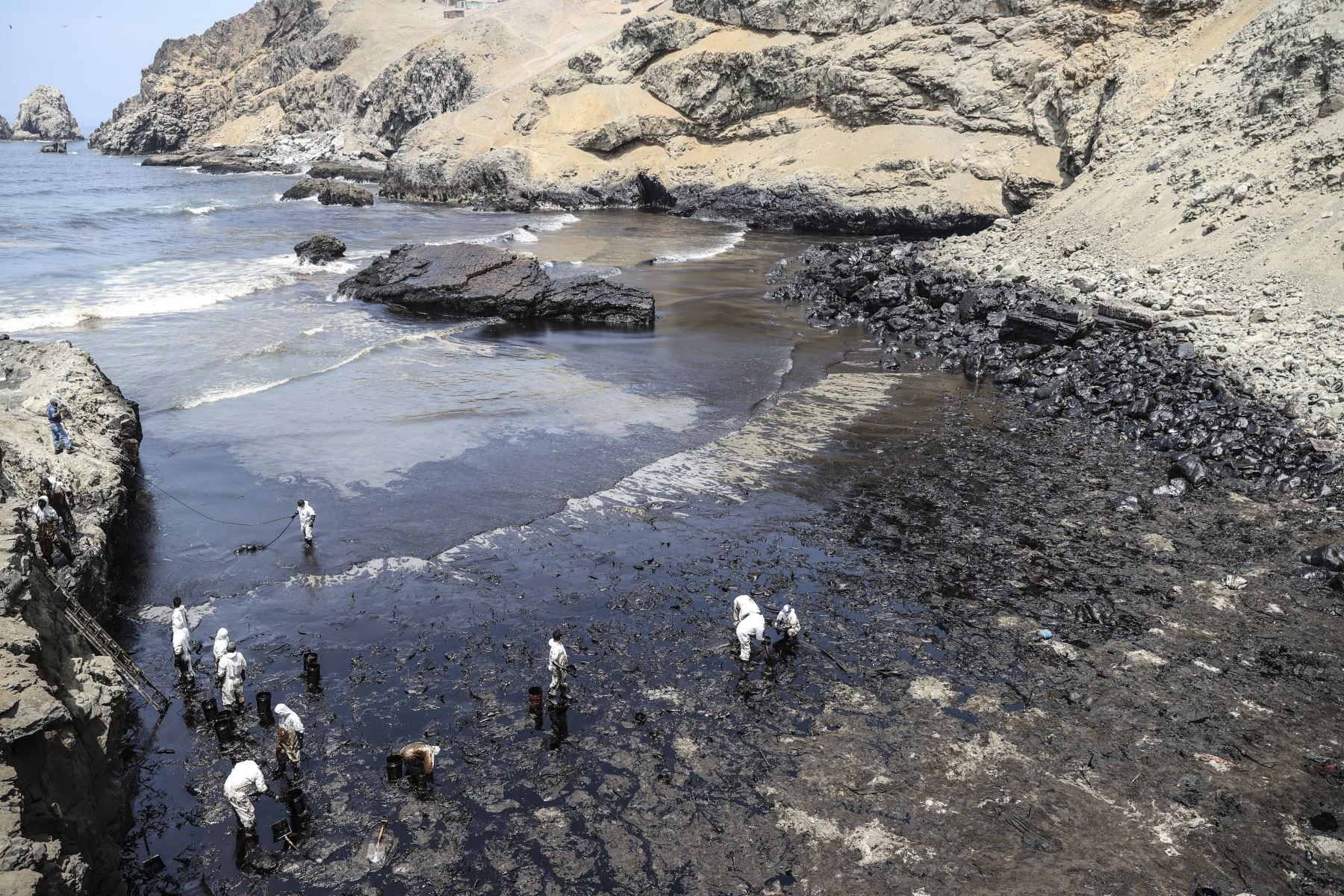 Derrame de petróleo de Repsol generó un gran impacto ambiental en playas de Ventanilla y Ancón. Foto: Andina