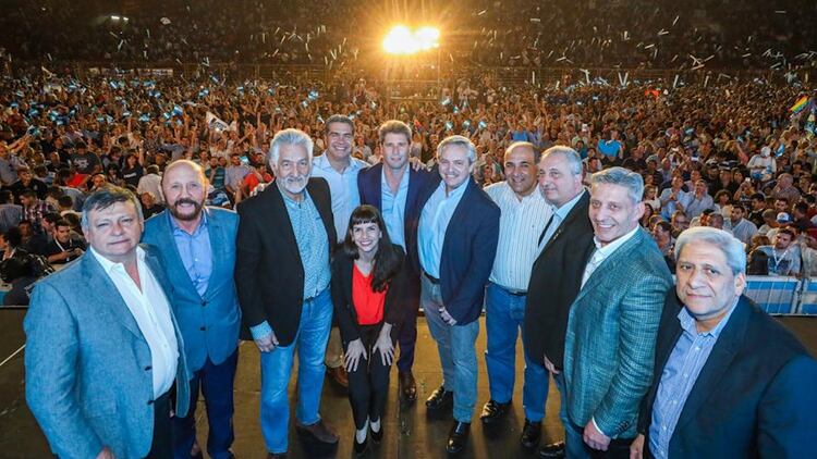 Alberto Fernandez y gobernadores del peronismo durante un acto de campaña