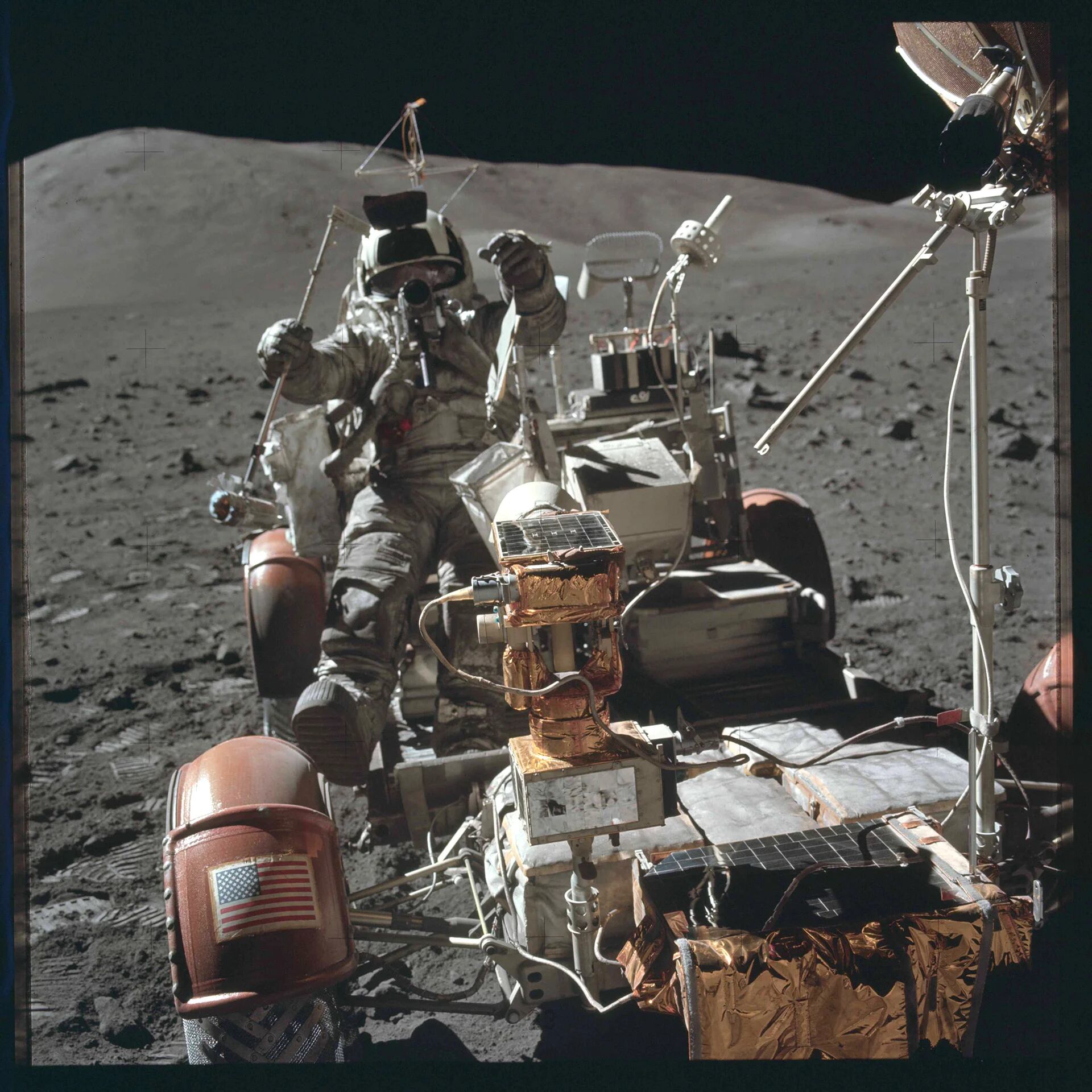 El científico-astronauta Harrison H. Schmitt es fotografiado en el Vehículo Lunar (LRV) en la estación 9 (Van Serg cráter) durante la misión Apollo 17 (Reuters)