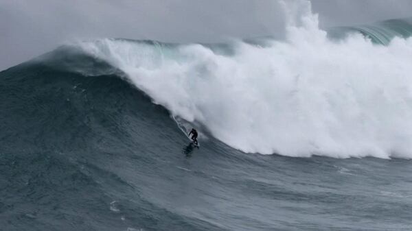 La secuencia muestra cómo Andrew Cotton casi pierde la vida al ser alcanzado por una ola de 15 metros en Nazaré, Portugal