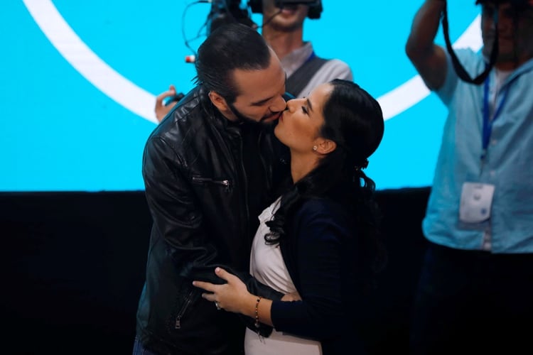 Bukele besa a su esposa Gabriela de Bukele tras proclamarse ganador de las presidenciales (REUTERS/Jose Cabezas)