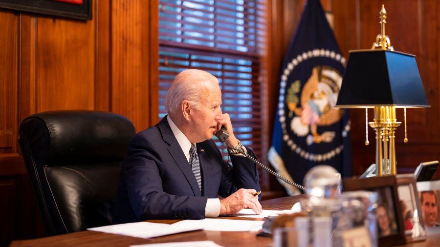 Joe Biden durante la llamada con Vladimir Putin este jueves 30 de diciembre de 2021 (The White House)