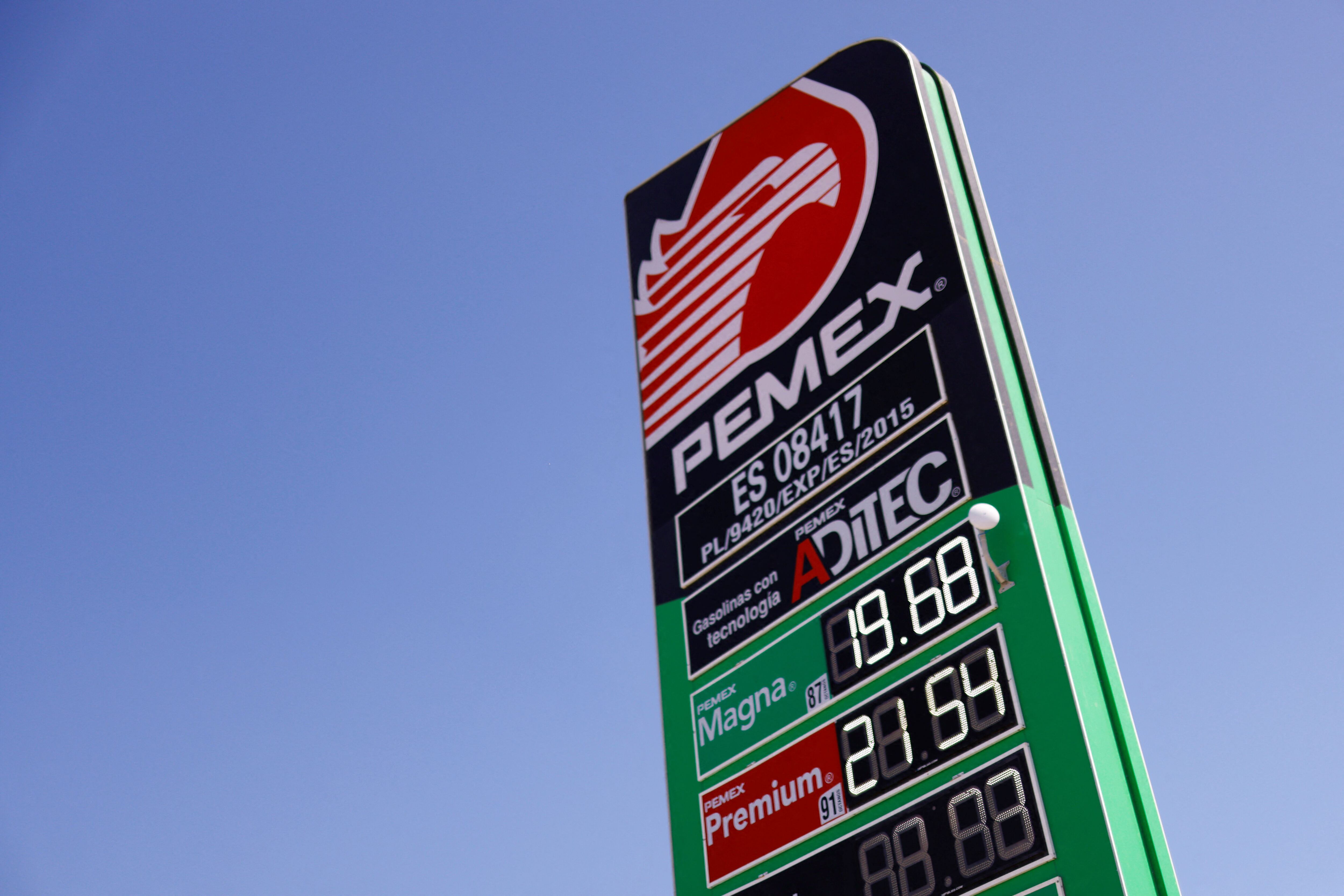 Un cartel de la empresa estatal Petróleos Mexicanos (PEMEX) muestra los precios de la gasolina en una estación de servicio en CD. Juárez (Foto: Reuters)