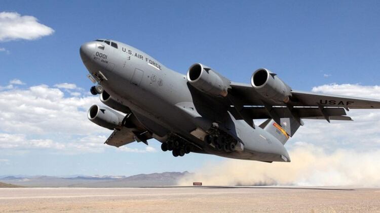 EEUU utilizará aviones militares para transportar ayuda humanitaria a Venezuela