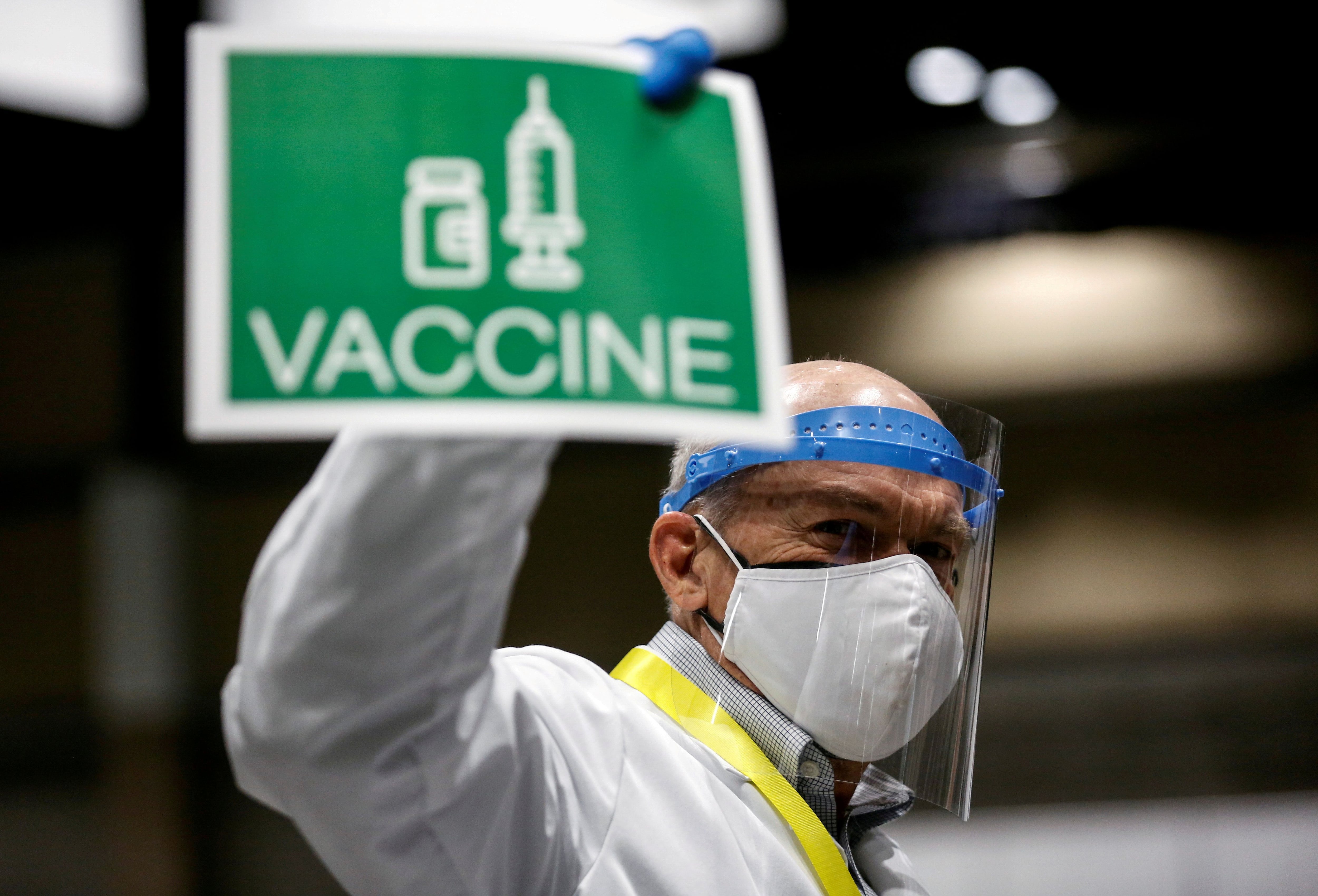 El doctor John Thayer muestra un cartel en un centro de vacunación en Seattle, Washington (REUTERS/Lindsey Wasson/archivo)