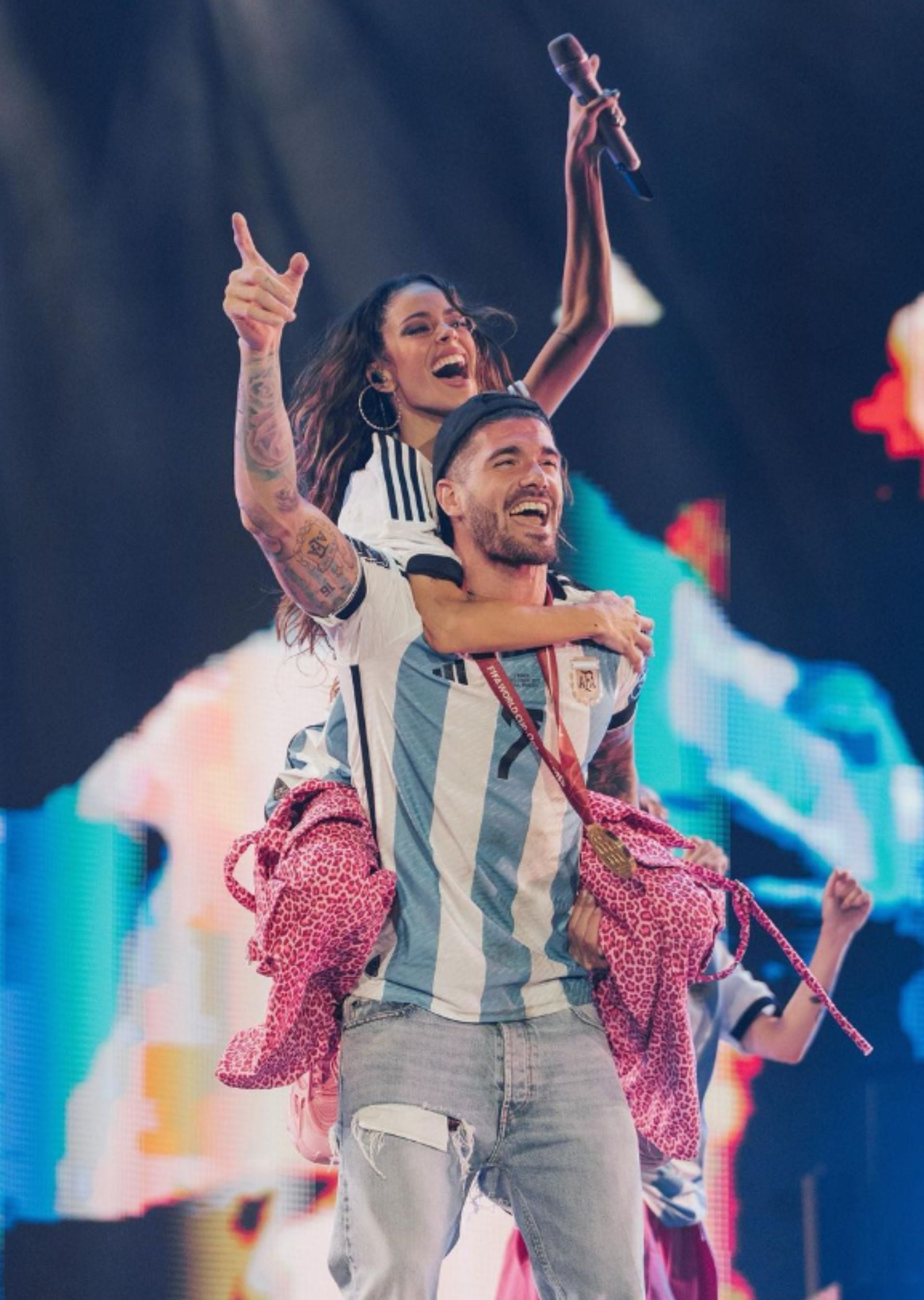 Rodrigo De Paul festejando el campeonato del mundo en un show de Tini Stoessel 