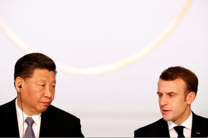 Emmanuel Macron y Xi Jinping en el palacio presidencial del Elíseo, en París, Francia, el 26 de marzo de 2019 (Thibault Camus/Pool vía REUTERS)
