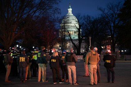 Agentes del FBI llegan al Capitolio en Washington DC el 6 de enero de 2021