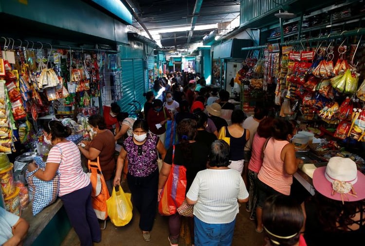 Mujeres compran en un mercado en Lima, Perú (REUTERS/Sebastián Castañeda)