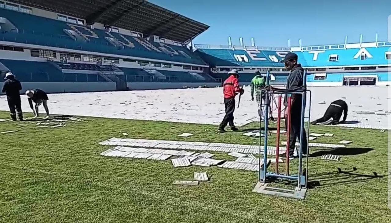 La cancha del estadio Monumental de la UNA fue tapada por un cobertor de plástico.