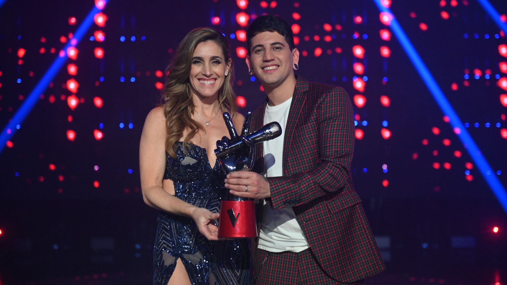 Yhosva Montoya, minutos después de consagrarse ganador de La Voz Argentina junto a Soledad Pastorutti (Foto: Prensa Telefe)