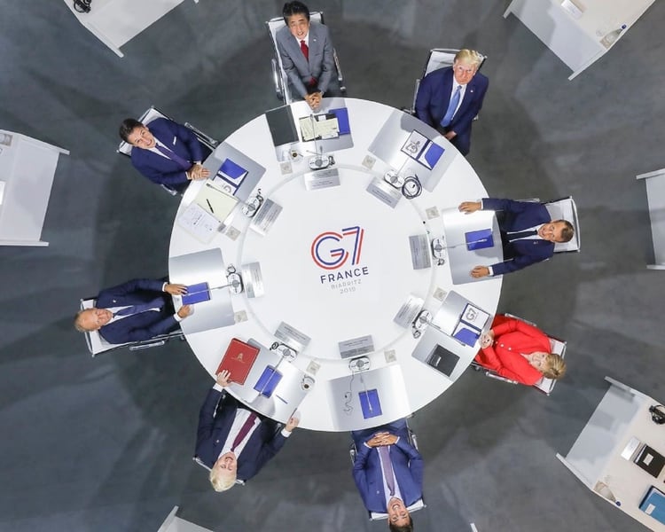 Mesa redonda con los líderes del G7.