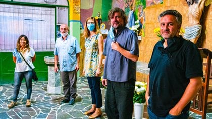 Presentación de la Evaluación de los Hogares de Cristo en la parroquia Caacupé. De izq a der: Camarotti, Toto de Vedia, Ann Mitchell, Pepe Di Paola y Nicolás Meyer